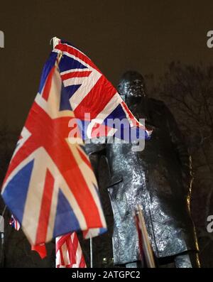 Londra, Regno Unito. 31st Gen 2020. La statua di Winston Churchill sulla Piazza del Parlamento, tra le bandiere dell'Unione, il giorno in cui il Regno Unito lascia finalmente l'Unione europea oggi alle 23:00, dopo un referendum del 2016 ha visto la maggioranza degli elettori che desiderano lasciare l'UE. Da allora è stata soprannominata Brexit. Brexit, Londra, 31 Gennaio 2020 Credito: Paul Marriott/Alamy Live News Foto Stock