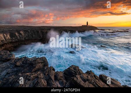 Bellissimo tramonto sulle scogliere di Faro de Jandia a Fuerteventura Foto Stock