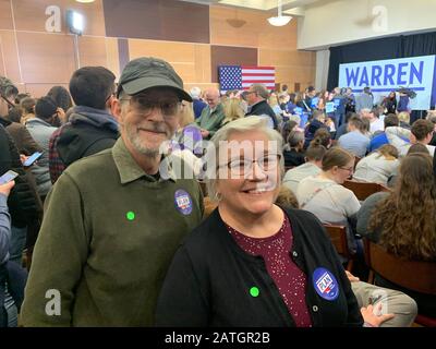 Des Moines, Stati Uniti. 02nd Feb, 2020. Coppia in pensione Ric e Pam Johnson partecipano alla campagna di rally del candidato democratico alla presidenza Elizabeth Warren. RIC vuole esprimere un parere su chi votare nella primaria, mentre sua moglie Pam ha già scelto Warren. (Alle primarie dpa-KORR in Iowa - 'sconfiggeremo Donald Trump!') credito: CAN Merey/dpa/Alamy Live News Foto Stock