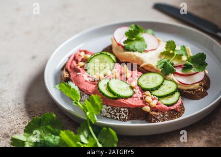 Barbabietole e hummus classico tostati. Sano concetto di cibo vegano. Foto Stock