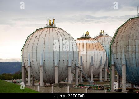 Vecchi serbatoi di gas di forma sferica Foto Stock