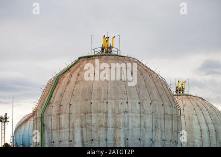 Vecchi serbatoi di gas di forma sferica Foto Stock