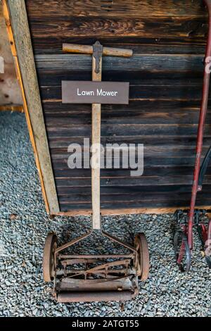 Un vecchio tosaerba in ferro. Tecnologie agricole d'epoca del 20th secolo nel museo, Kootenays, British Columbia, Canada Foto Stock