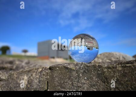 La villa di Veranes si riflette su una sfera di vetro Foto Stock