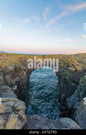 Gatklettur o Hellnar Arch è un famoso arco in pietra naturalmente formato sulla penisola di Sn√¶Fellsnes. Arnarstapi, Islanda Foto Stock