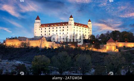 Il castello di Bratislava al tramonto, Slovacchia Foto Stock