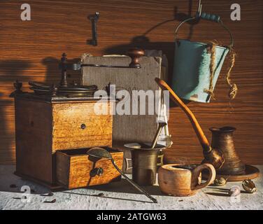 Ancora vita con una tazza di caffè caldo e aromatico, un vecchio mulino di legno e un ricettario. Vintage. Retro. Foto Stock