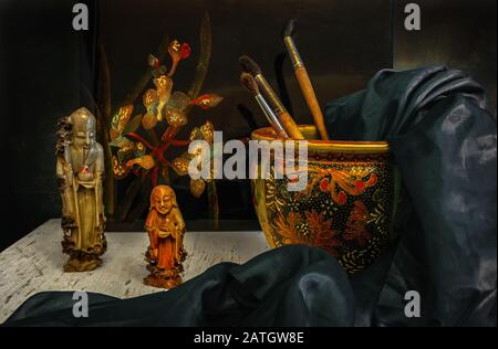Ancora vita con figure scolpite da onice in stile orientale. Vintage. Retro. Foto Stock