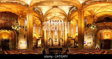 Interno Della Cattedrale Di Barcellona, Spagna - Panorama Foto Stock