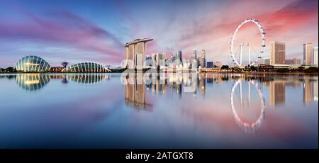 Singapore panorama sullo skyline di sunrise - Marina Bay con grattacieli Foto Stock