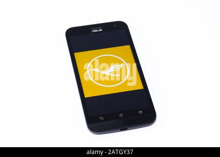 Kouvola, Finlandia - 23 gennaio 2020: Logo dell'app Lufthansa sullo schermo dello smartphone Asus Foto Stock