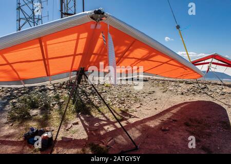Vista frontale del piano delta pronto per volare. Estremo week-end di attività in natura. Parapendio sulla collina. Vista ravvicinata di Hang Gliders Foto Stock