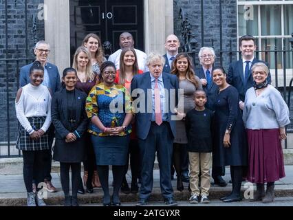 Londra, Regno Unito. 29th Gen 2020. *Foto SOTTOPOSTE A EMBARGO fino alle 11:59pm Lunedì 3rd Febbraio 2020.* Boris Johnson MP PC prime Minister segna la giornata mondiale del cancro con un gruppo di sostenitori e malati di Cancer Research UK al di fuori del 10 Downing Street London Credit: Ian Davidson/Alamy Live News Foto Stock