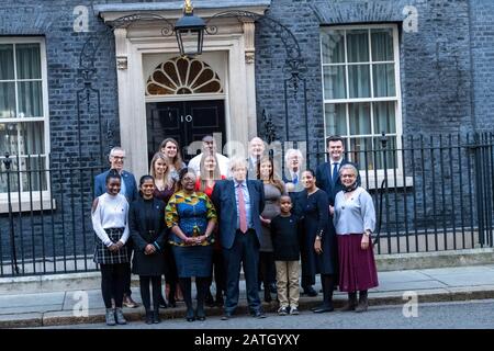 Londra, Regno Unito. 29th Gen 2020. *Foto SOTTOPOSTE A EMBARGO fino alle 11:59pm Lunedì 3rd Febbraio 2020.* Boris Johnson MP PC prime Minister segna la giornata mondiale del cancro con un gruppo di sostenitori e malati di Cancer Research UK al di fuori del 10 Downing Street London Credit: Ian Davidson/Alamy Live News Foto Stock