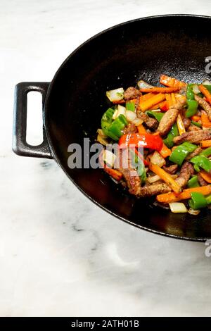 Bistecca tritata o Bistrec Picao e pataconi o tostones sono fette di plantain verde fritto, fatto con le banane verdi, Tipico Panamá cibo, Panamá, Centr Foto Stock