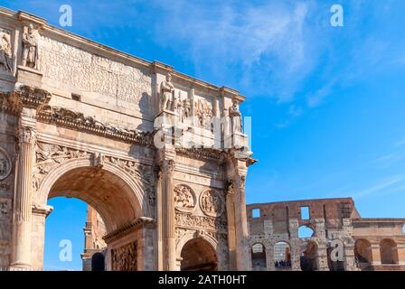 Arco di Costantino e Colosseo a Roma, Italia. Arco trionfale a Roma. Lato nord, dal Colosseo. Il Colosseo è una delle principali attrazioni Foto Stock