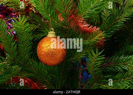 Giocattolo albero di Natale su sfondo rami albero verde Foto Stock
