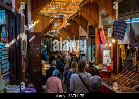 Fes, Marocco - Persone che camminano attraverso il mercato locale Foto Stock