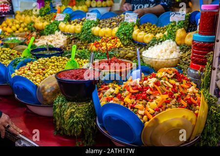 Fes, Marocco - prodotti colorati sottaceto al mercato locale Foto Stock