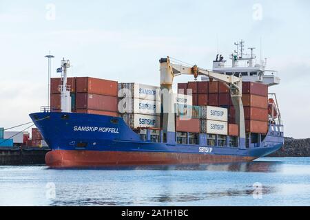 Reykjavik, Islanda - 4 aprile 2017: Nave con container ormeggiata al porto di Reykjavik in un giorno nevoso di primavera Foto Stock