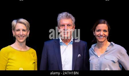 Monaco, Germania. 02nd Feb, 2020. Katrin Habenschaden (l-r), candidato per il sindaco di Bündnis90/Die Grünen, Dieter Reiter (SPD), Lord Mayor di Monaco, e Kristina Frank, candidato per il sindaco della CSU, partecipano alla discussione del panel "parliamo di Monaco" presso il Residenztheater. Il 15.03.2020 i sindaci saranno eletti anche nelle elezioni locali in Baviera. Credit: Sven Hoppe/Dpa/Alamy Live News Foto Stock