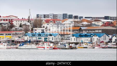 Reykjavik, Islanda - 4 aprile 2017: Marina islandese con yacht ormeggiati e barche a motore Foto Stock