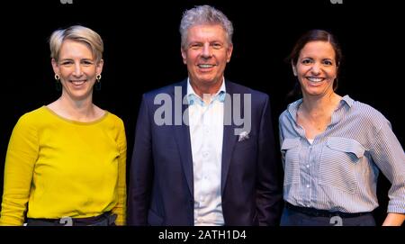 Monaco, Germania. 02nd Feb, 2020. Katrin Habenschaden (l-r), candidato per il sindaco di Bündnis90/Die Grünen, Dieter Reiter (SPD), Lord Mayor di Monaco, e Kristina Frank, candidato per il sindaco della CSU, partecipano alla discussione del panel "parliamo di Monaco" presso il Residenztheater. Il 15.03.2020 i sindaci saranno eletti anche nelle elezioni locali in Baviera. Credit: Sven Hoppe/Dpa/Alamy Live News Foto Stock