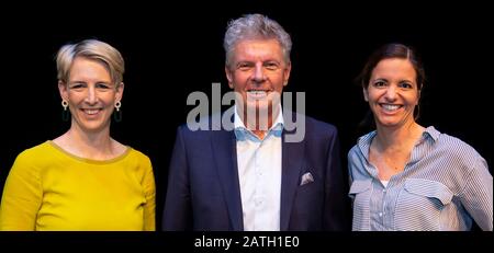 Monaco, Germania. 02nd Feb, 2020. Katrin Habenschaden (l-r), candidato per il sindaco di Bündnis90/Die Grünen, Dieter Reiter (SPD), Lord Mayor di Monaco, e Kristina Frank, candidato per il sindaco della CSU, partecipano alla discussione del panel "parliamo di Monaco" presso il Residenztheater. Il 15.03.2020 i sindaci saranno eletti anche nelle elezioni locali in Baviera. Credit: Sven Hoppe/Dpa/Alamy Live News Foto Stock