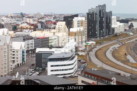 Reykjavik, Islanda - 4 aprile 2017: Paesaggio urbano di Reykjavik con edifici moderni sulla costa. Capitale dell'Islanda Foto Stock