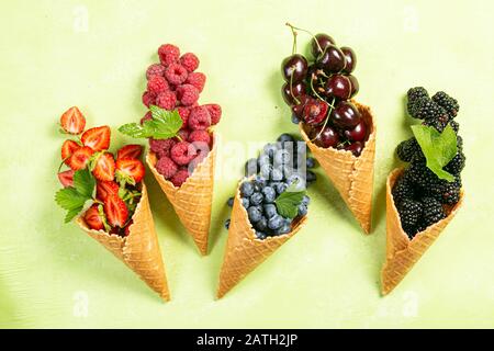 Selezione di frutti di bosco in coni gelato Foto Stock