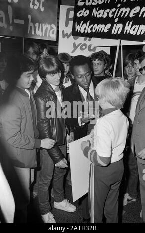 Pele, brasilianischer Fußballspieler, wird von Fans bei der Ankunft am Flughafen Hamburg stürmisch begrüßt, Deutschland 1981. I tifosi danno un caloroso benvenuto al calciatore brasiliano Pele al suo arrivo all'aeroporto di Amburgo, Germania 1981. Foto Stock