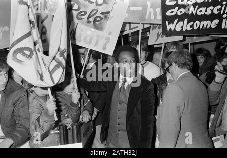 Pele, brasilianischer Fußballspieler, wird von Fans bei der Ankunft am Flughafen Hamburg stürmisch begrüßt, Deutschland 1981. I tifosi danno un caloroso benvenuto al calciatore brasiliano Pele al suo arrivo all'aeroporto di Amburgo, Germania 1981. Foto Stock