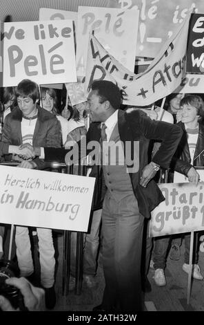 Pele, brasilianischer Fußballspieler, wird von Fans bei der Ankunft am Flughafen Hamburg stürmisch begrüßt, Deutschland 1981. I tifosi danno un caloroso benvenuto al calciatore brasiliano Pele al suo arrivo all'aeroporto di Amburgo, Germania 1981. Foto Stock