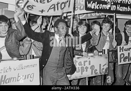 Pele, brasilianischer Fußballspieler, wird von Fans bei der Ankunft am Flughafen Hamburg stürmisch begrüßt, Deutschland 1981. I tifosi danno un caloroso benvenuto al calciatore brasiliano Pele al suo arrivo all'aeroporto di Amburgo, Germania 1981. Foto Stock