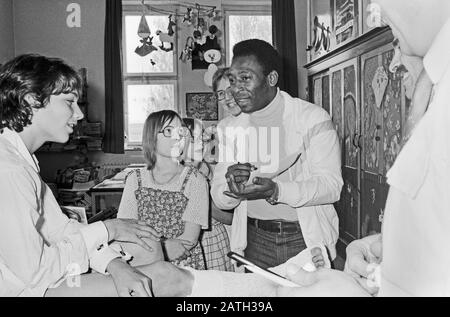 Pele, brasilianischer Fußballspieler, besucht ein Kinderkrankenhaus und stiftet einen Computer samt Spielen in Hamburg, Deutschland 1981. Giocatore di calcio brasiliano Pele visitando un ospedale per bambini e donando un computer e giochi ad Amburgo, Germania 1981. Foto Stock