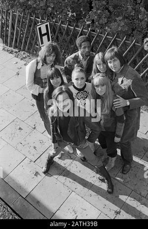 Il Les Humphries Singers, internazionale Gesangsgruppe, ad Amburgo, Deutschland um 1970. Gruppo internazionale di musica e canto 'The Les Humphries Singers' ad Amburgo, Germania intorno al 1970. Foto Stock