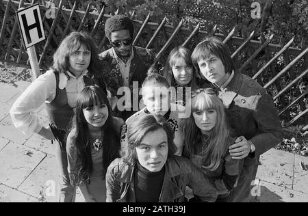 Il Les Humphries Singers, internazionale Gesangsgruppe, ad Amburgo, Deutschland um 1970. Gruppo internazionale di musica e canto 'The Les Humphries Singers' ad Amburgo, Germania intorno al 1970. Foto Stock