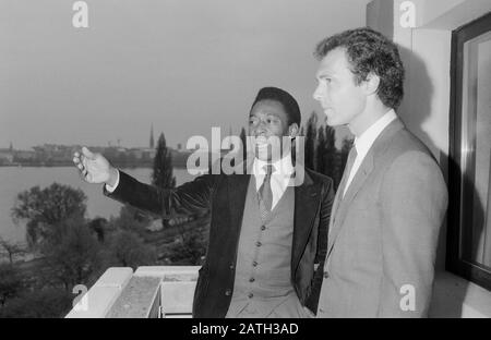 Pele, brasilianischer Fußballspieler, mit Franz Beckenbauer ad Amburgo, Deutschland 1981. Calciatore brasiliano Pele con Franz Beckenbauer ad Amburgo, Germania 1981. Foto Stock