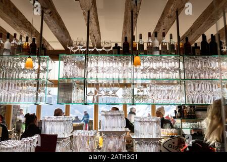 Ischgl,Austria - Gennaio 10th, 2020: Parete di molti bicchieri vuoti di vino e birra trasparente su ripiano di vetro al ristorante di montagna nella zona di Idalp Foto Stock