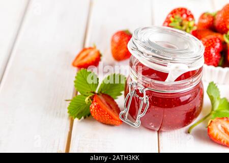 Confettura di fragole in vaso di vetro, spazio di copia Foto Stock