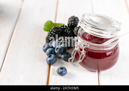 Selezione di marmellate di frutti di bosco in vasetti di vetro Foto Stock