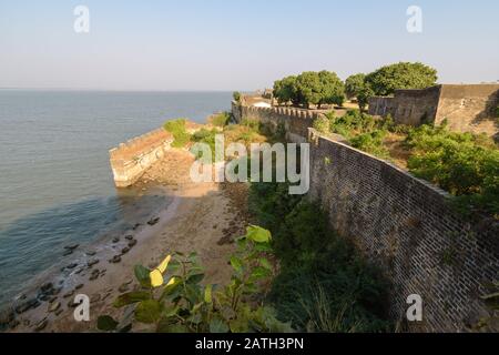 I bastioni esterni e la facciata dell'architettura coloniale del forte di epoca portoghese nell'isola di Diu. Foto Stock