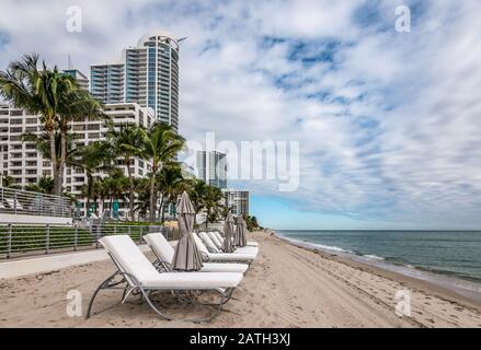 Sedie da spiaggia sulla spiaggia di Hollywood, Florida. Foto Stock