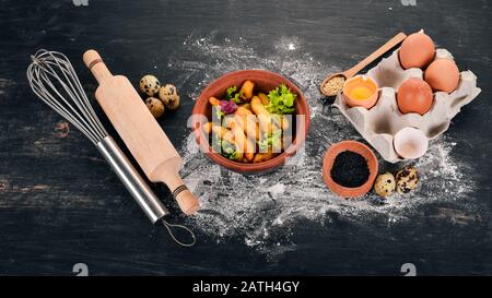 Gnocchi di patate fritti in una pentola di argilla. Vista dall'alto. Su uno sfondo di legno. Spazio di copia Foto Stock