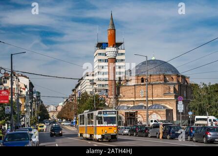 Tram A Maria Luiza Boulevard, Moschea Banya Bashi, 1576, A Sofia, Bulgaria Foto Stock