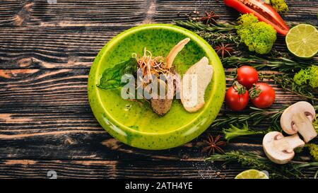 Pasta Di Fegato Di Pollo Sul Pane Tostato. Spuntini freddi. Su uno sfondo di legno nero. Spazio di copia. Foto Stock