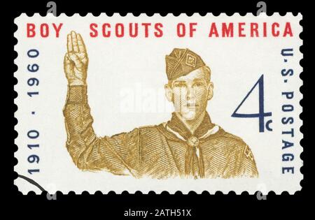 Stati Uniti d'America - circa 1960: un timbro stampato negli Stati Uniti mostra Boy Scout dando segno scout, con iscrizione "Boy Scouts of America", serie 'Boy Foto Stock