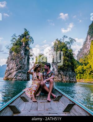 Khao Sok Thailandia, coppia in vacanza in Thailandia, uomini e donne in barca a coda lunga al parco nazionale Khao Sok Thailandia Foto Stock