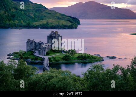 Eilean Donan Castle Loch Duich Highland Scotland Al Tramonto Foto Stock