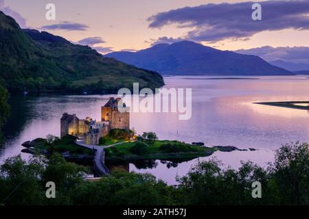 Eilean Donan Castle Loch Duich Highland Scotland Al Tramonto Foto Stock